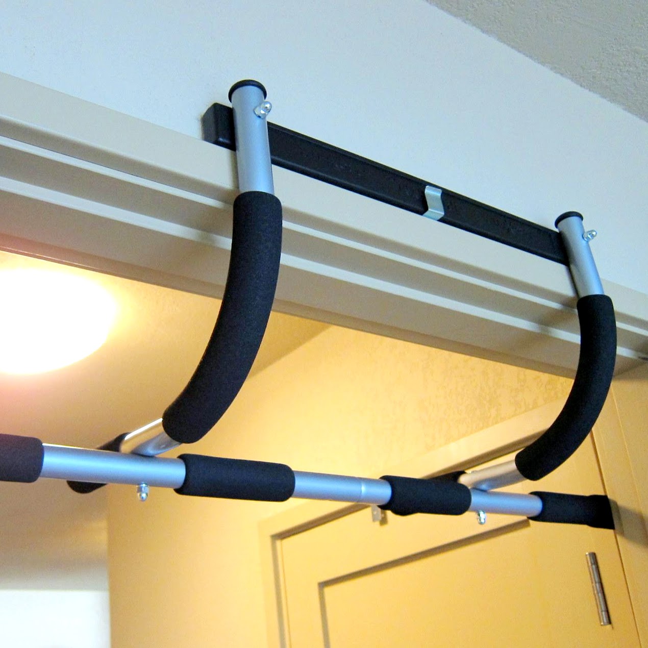 Doorway Pull-Up Bar – No Drilling Required Chin-Up Bar with Padded Multi-Grip Handles | Fits 61–81cm Door Frames | Heavy-Duty Foldable Upper Body Trainer | Door Mounted Pull-Up Bar for Home Gym